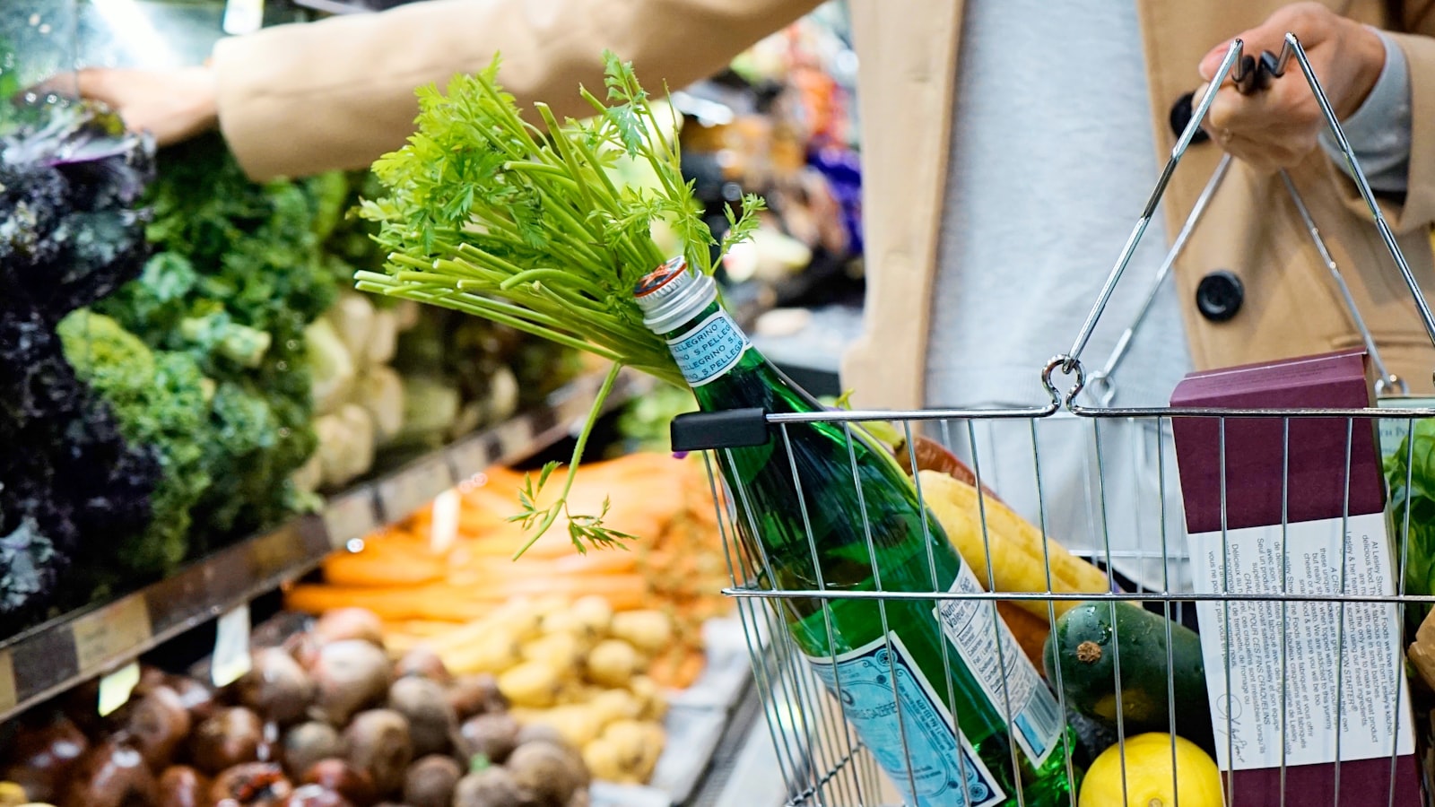 Corredor de supermercado com produtos da cesta básica em prateleiras, representando o impacto da reforma tributária no Simples Nacional